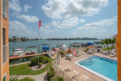 Condo in Saint Pete Beach, Florida, 1 bedroom  № 2204913 - photo 30