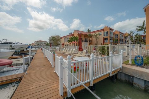 Condo in Saint Pete Beach, Florida, 1 bedroom  № 2204913 - photo 25