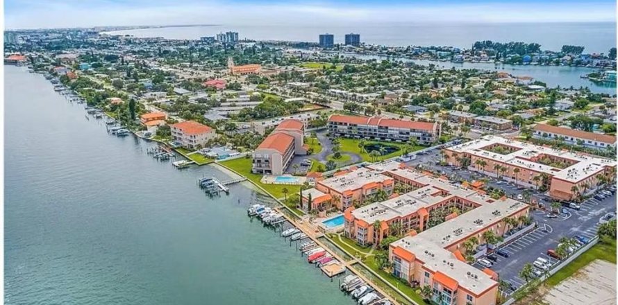 Condo in Saint Pete Beach, Florida, 1 bedroom  № 2204913