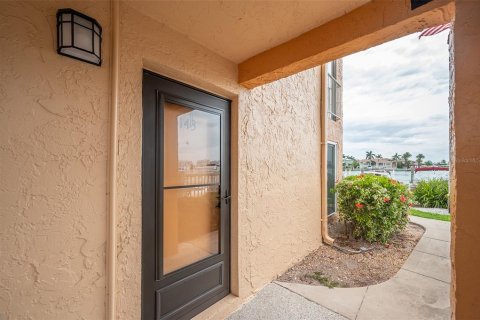Condo in Saint Pete Beach, Florida, 1 bedroom  № 2204913 - photo 5