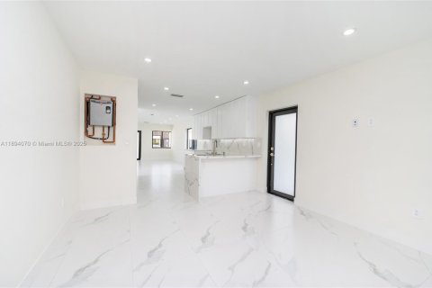Casa en venta en Miami, Florida, 3 dormitorios, 93.55 m2 № 1945871 - foto 7