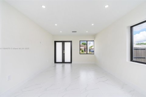 Casa en venta en Miami, Florida, 3 dormitorios, 93.55 m2 № 1945871 - foto 5