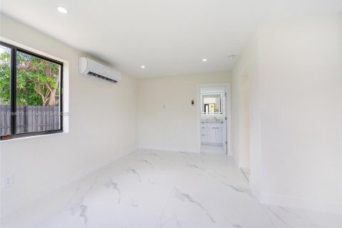 Casa en venta en Miami, Florida, 3 dormitorios, 93.55 m2 № 1945871 - foto 16