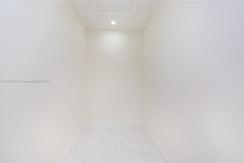 Casa en venta en Miami, Florida, 3 dormitorios, 93.55 m2 № 1945871 - foto 12