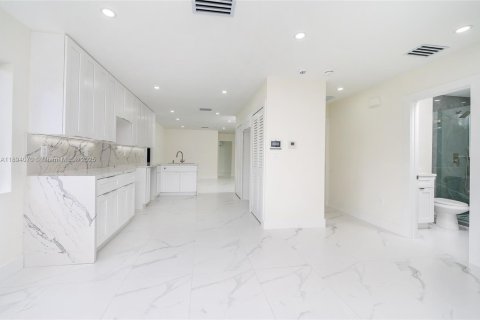 Casa en venta en Miami, Florida, 3 dormitorios, 93.55 m2 № 1945871 - foto 3