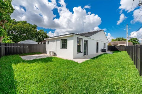 Casa en venta en Miami, Florida, 3 dormitorios, 93.55 m2 № 1945871 - foto 2