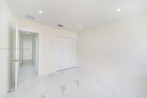 Casa en venta en Miami, Florida, 3 dormitorios, 93.55 m2 № 1945871 - foto 9