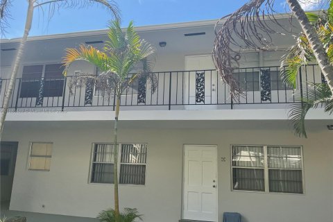 Villa ou maison à louer à Fort Lauderdale, Floride: 1 chambre, 88.26 m2 № 1932254 - photo 2
