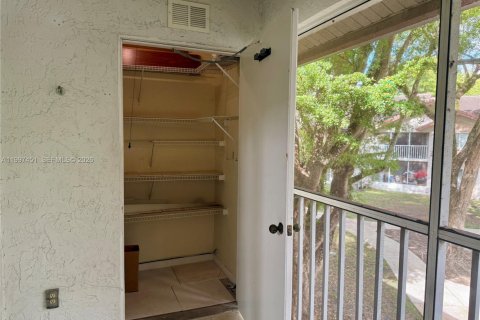 Copropriété à vendre à Miami, Floride: 2 chambres, 121.89 m2 № 2063133 - photo 23