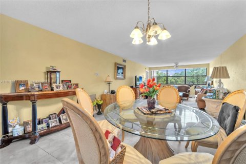 Condo in Sunrise, Florida, 2 bedrooms  № 1979069 - photo 10