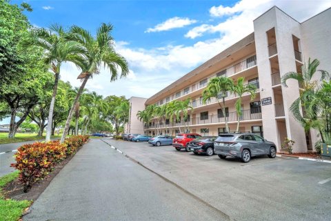 Condo in Sunrise, Florida, 2 bedrooms  № 1979069 - photo 2