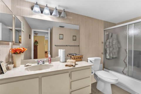 Condo in Sunrise, Florida, 2 bedrooms  № 1979069 - photo 8