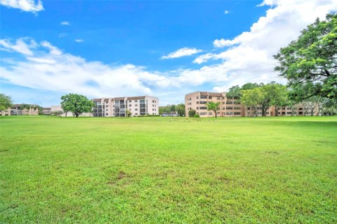 Condo in Sunrise, Florida, 2 bedrooms  № 1979069 - photo 24