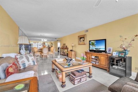 Condo in Sunrise, Florida, 2 bedrooms  № 1979069 - photo 16