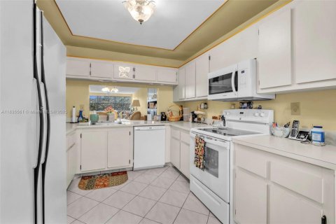 Condo in Sunrise, Florida, 2 bedrooms  № 1979069 - photo 3