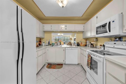 Condo in Sunrise, Florida, 2 bedrooms  № 1979069 - photo 4