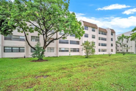 Condo in Sunrise, Florida, 2 bedrooms  № 1979069 - photo 25