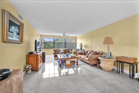 Condo in Sunrise, Florida, 2 bedrooms  № 1979069 - photo 11