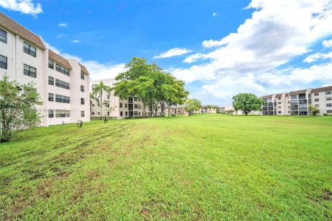 Condo in Sunrise, Florida, 2 bedrooms  № 1979069 - photo 23