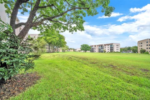 Condo in Sunrise, Florida, 2 bedrooms  № 1979069 - photo 22