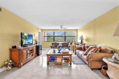 Condo in Sunrise, Florida, 2 bedrooms  № 1979069 - photo 12
