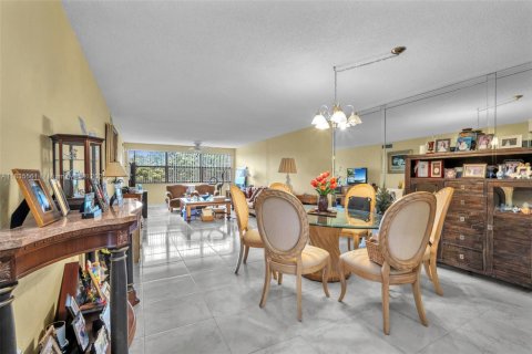 Condo in Sunrise, Florida, 2 bedrooms  № 1979069 - photo 9