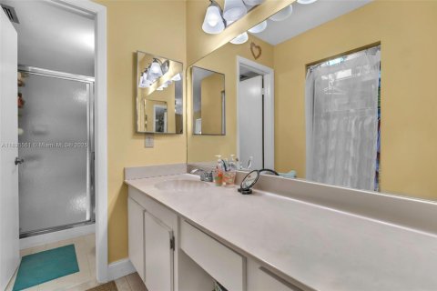 Condo in Sunrise, Florida, 2 bedrooms  № 1979069 - photo 19