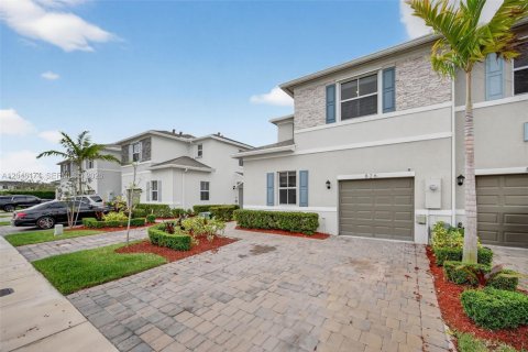 Touwnhouse à vendre à Homestead, Floride: 4 chambres, 163.23 m2 № 2176461 - photo 3