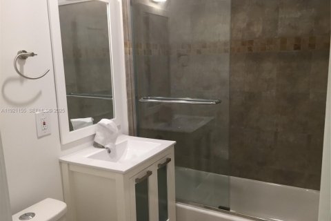 House in Miami, Florida 3 bedrooms, 117.89 sq.m. № 1988059 - photo 12