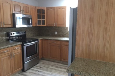 House in Miami, Florida 3 bedrooms, 117.89 sq.m. № 1988059 - photo 5