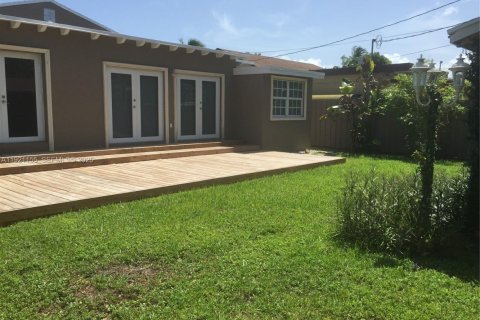 House in Miami, Florida 3 bedrooms, 117.89 sq.m. № 1988059 - photo 2