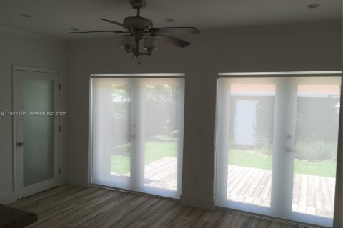House in Miami, Florida 3 bedrooms, 117.89 sq.m. № 1988059 - photo 4