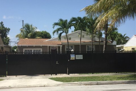House in Miami, Florida 3 bedrooms, 117.89 sq.m. № 1988059 - photo 1
