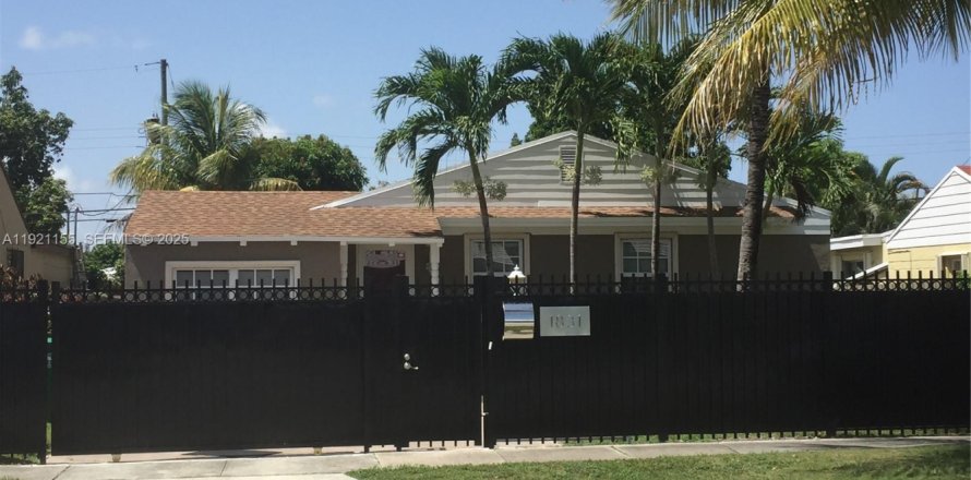 House in Miami, Florida 3 bedrooms, 117.89 sq.m. № 1988059