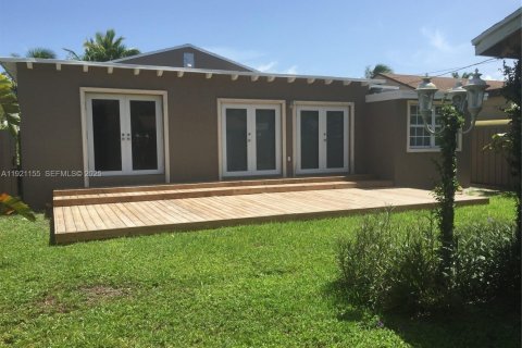 House in Miami, Florida 3 bedrooms, 117.89 sq.m. № 1988059 - photo 20