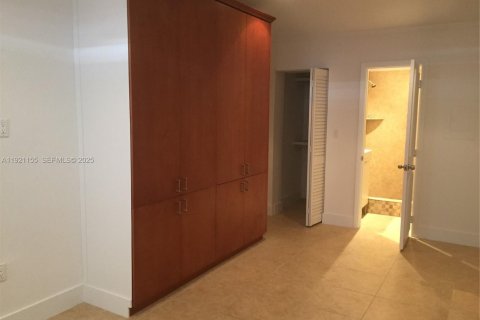 House in Miami, Florida 3 bedrooms, 117.89 sq.m. № 1988059 - photo 15