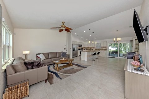 House in North Port, Florida 3 bedrooms, 132.57 sq.m. № 2155898 - photo 3