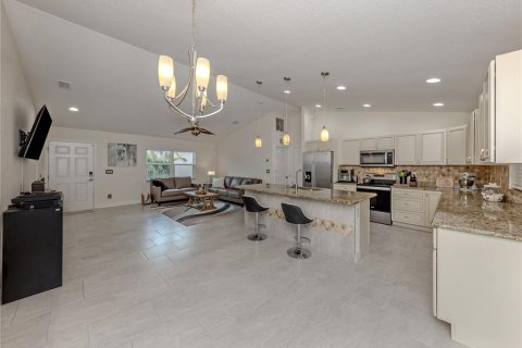 House in North Port, Florida 3 bedrooms, 132.57 sq.m. № 2155898 - photo 2