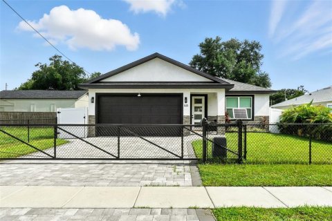House in Orlando, Florida 4 bedrooms, 143.63 sq.m. № 1885827 - photo 1