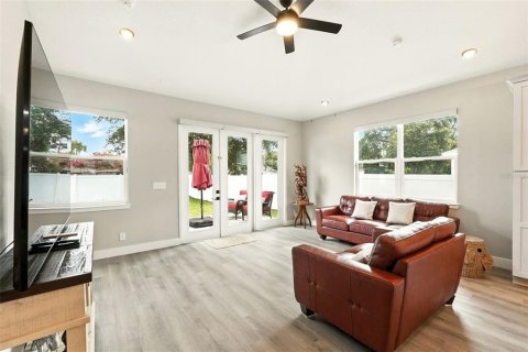 House in Orlando, Florida 4 bedrooms, 143.63 sq.m. № 1885827 - photo 16