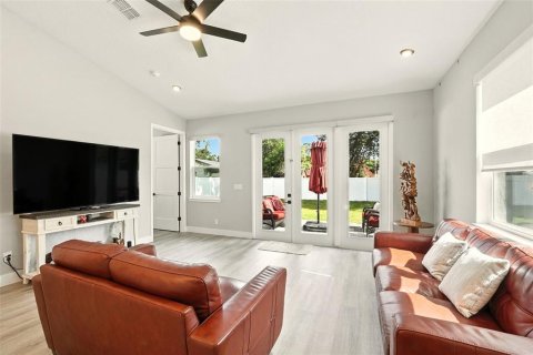 House in Orlando, Florida 4 bedrooms, 143.63 sq.m. № 1885827 - photo 17