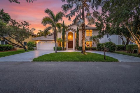 House in Coral Springs, Florida 5 bedrooms, 293.2 sq.m. № 2191029 - photo 2