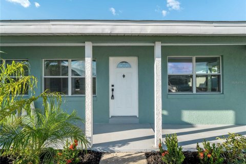 Villa ou maison à vendre à Port Charlotte, Floride: 4 chambres, 145.21 m2 № 2202632 - photo 4