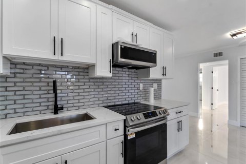 Villa ou maison à vendre à Port Charlotte, Floride: 4 chambres, 145.21 m2 № 2202632 - photo 11