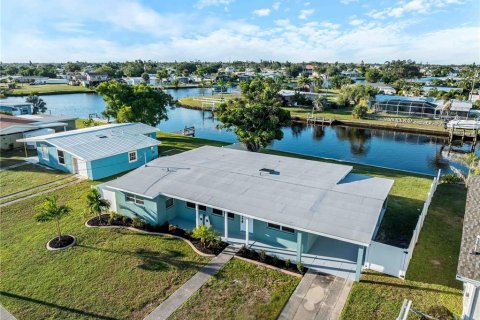 House in Port Charlotte, Florida 4 bedrooms, 145.21 sq.m. № 2202632
