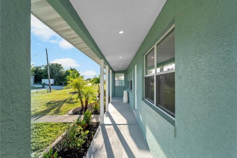Villa ou maison à vendre à Port Charlotte, Floride: 4 chambres, 145.21 m2 № 2202632 - photo 5