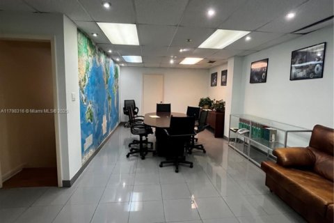 Commercial property in Miami, Florida № 1712064 - photo 1