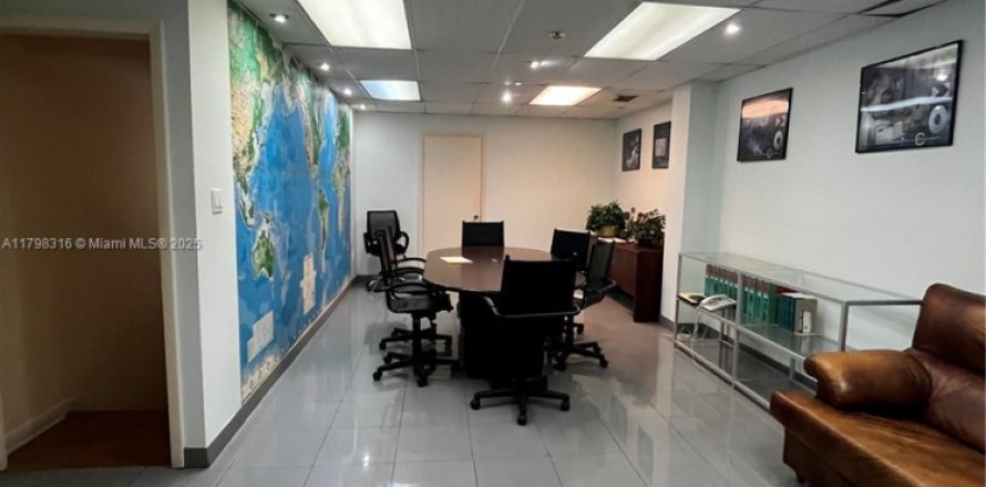 Commercial property in Miami, Florida № 1712064