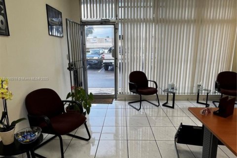 Commercial property in Miami, Florida № 1712064 - photo 14