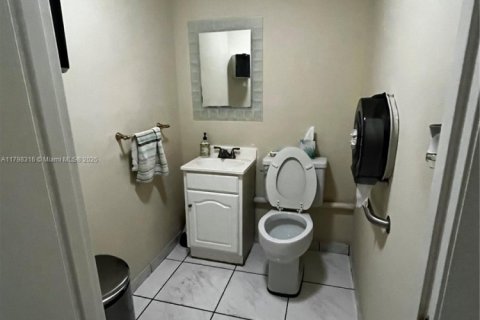 Commercial property in Miami, Florida № 1712064 - photo 10